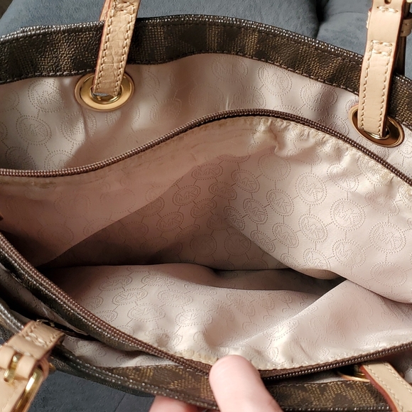 Michael Kors Signature Jet Set Travel Shoulder Bag - Picture 10 of 12